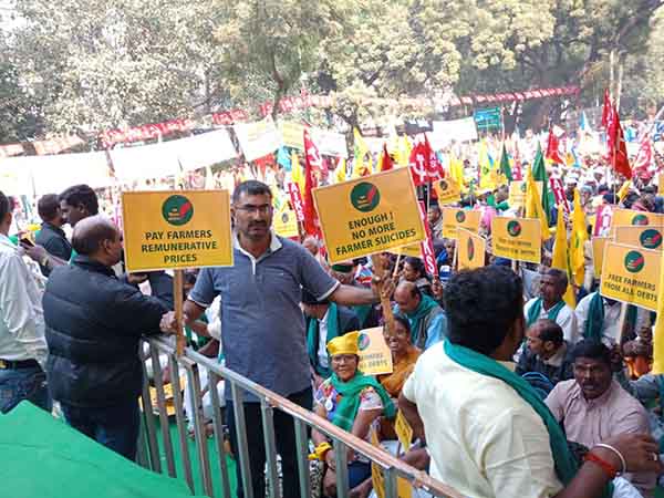 ಸಂಪೂರ್ಣ ಸಾಲ ಮನ್ನಾಕ್ಕೆ ಆಗ್ರಹ: ರೈತರ ಪ್ರತಿಭಟನೆ